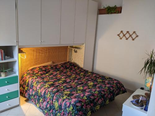 奥尔贝泰洛Il Nido - Casa Vacanze & Galleria d'Arte的一间卧室配有一张带彩色床罩的床