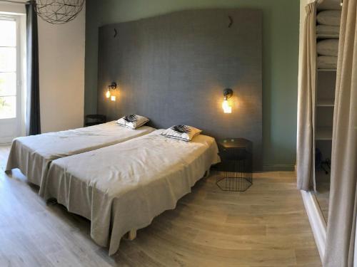 阿尔加约拉A Casa di Babbo的一间卧室,配有两张床