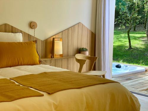 Chambres avec Jacuzzi privatif - Kassiopée Bed & Spa客房内的一张或多张床位
