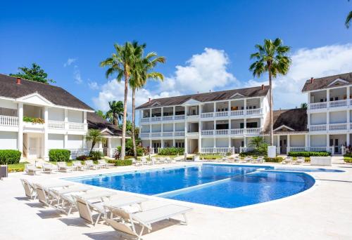 拉斯特拉纳斯拉斯特里纳斯阿尔巴齐拉酒店的一个带躺椅和棕榈树的度假游泳池