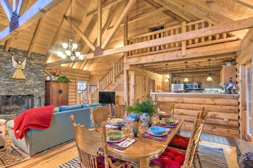 林维尔Superb Linville Mountain Cabin with Wraparound Decks的一间带桌子和沙发的用餐室