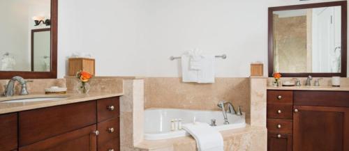 格雷斯湾格雷斯湾托斯卡纳酒店的带浴缸、盥洗盆和卫生间的浴室