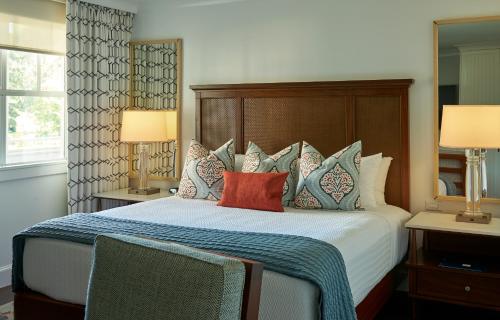 伊丽莎白角海滨旅馆的一间卧室配有一张带枕头的床和两盏灯。