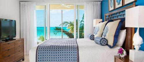 格雷斯湾格雷斯湾托斯卡纳酒店的一间卧室设有一张床,享有海景