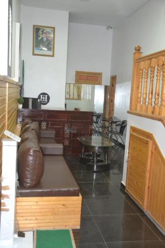达赫拉Inyan Dakhla Hotel的客厅配有沙发和桌子