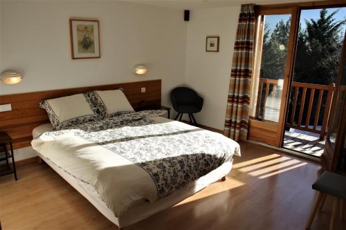 沙托鲁Chambres d'hôtes Les Peschiers的一间卧室设有一张床和一个阳台
