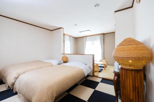 白马村仁格特别墅酒店的一间卧室设有两张床,铺有一个 ⁇ 板地板