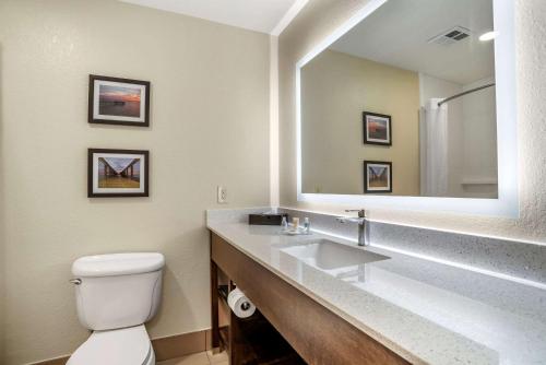 米尔布鲁克普拉特维尔江山旅馆的一间带卫生间和大镜子的浴室