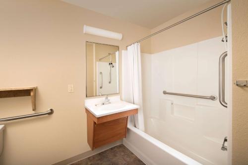 Air Base City霍布斯伍德思普汽车旅馆的一间带水槽和淋浴的浴室