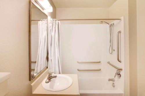 查尔斯湖查尔斯湖伍德斯普林酒店的白色的浴室设有水槽和淋浴。