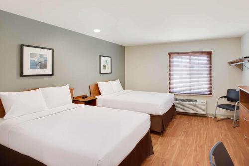 查尔斯湖查尔斯湖伍德斯普林酒店的酒店客房设有两张床和窗户。