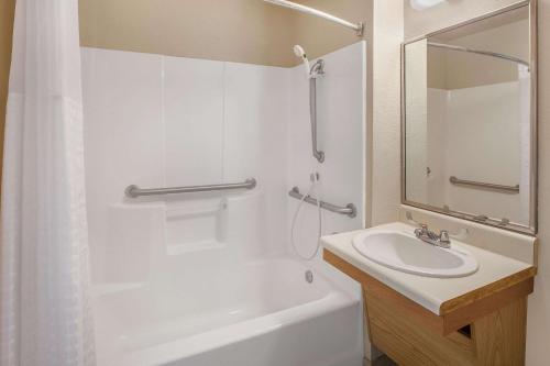 阿马里洛WoodSpring Suites Amarillo East I-40的白色的浴室设有水槽和淋浴。