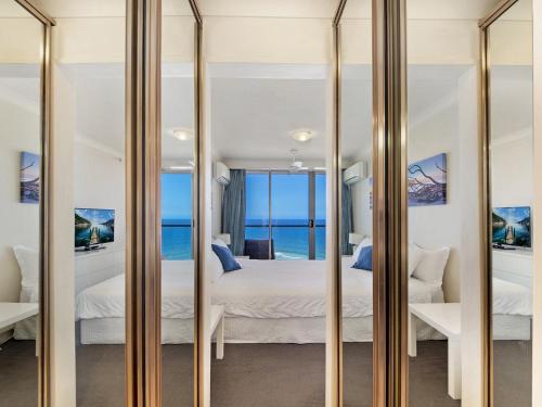 黄金海岸Peninsula 21b的卧室内的镜子,享有海景