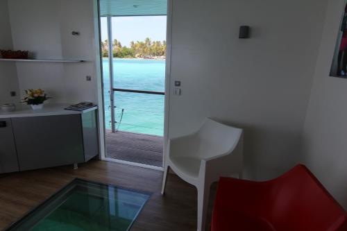 圣弗朗索瓦Aqualodge Guadeloupe的享有水景的客厅