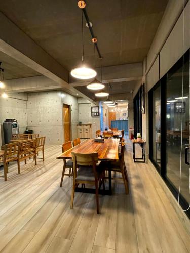 马公朗朗山水民宿的用餐室配有大型木桌和椅子
