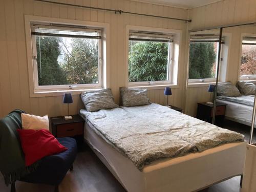 卑尔根# 1 Mountain View with free street parking的一间卧室设有一张床和两个窗户。