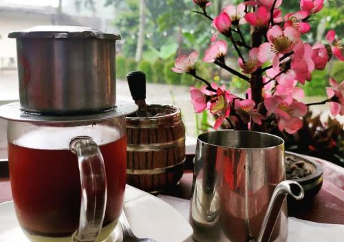 茂物Bakom Inn Syariah的咖啡壶和桌上的咖啡
