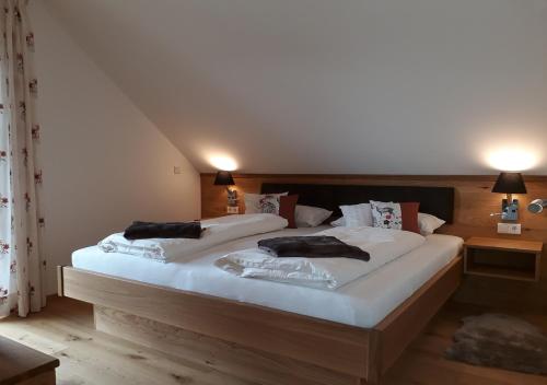 吉尔兴Landhof Sedlmair的一间卧室配有两张带白色床单和枕头的床。