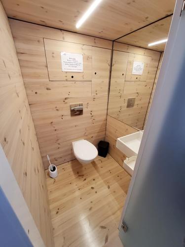 BraunsbedraHausboot Geiselruh的一间带卫生间和水槽的小浴室