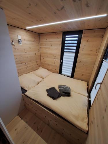 BraunsbedraHausboot Geiselruh的小木屋内小房间的小床