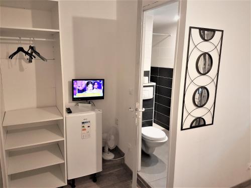 旺德夫尔莱南锡NancyRoom的一间带卫生间的浴室和一台电视。