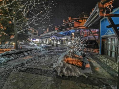 班斯科坦讷酒店的夜间在建筑物前的一条雪 ⁇ 的街道