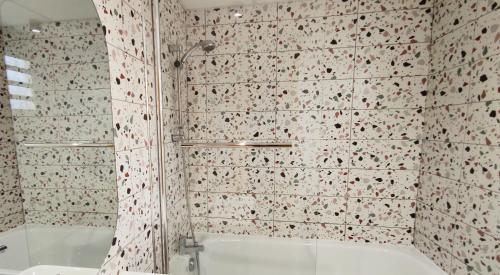圣吉尔莱班白鹭酒店的带淋浴和浴缸的浴室