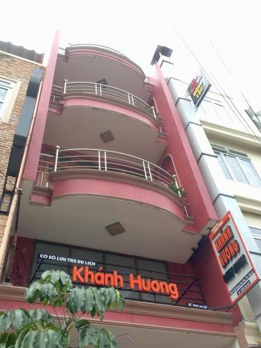 大叻Hostel Khanh Hương 2的一座大建筑,上面有卡兹拥抱标志