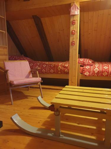 ZalesinaFoRest Chalet的一间带长椅、椅子和床的房间