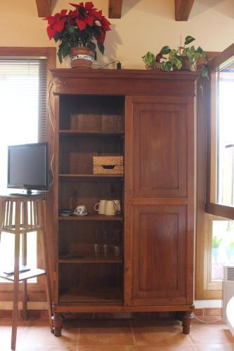 莱索Xarma的客房内的木柜,配有电视