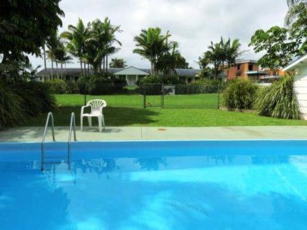 肯普西殖民庄园汽车旅馆的庭院里带椅子的蓝色游泳池