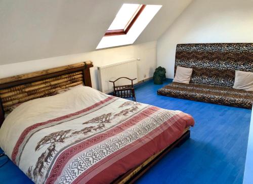 加来venez visitez calais的一间卧室配有一张床和长凳