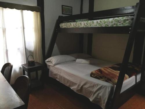 迦太基Casa Irazu的一间卧室设有两张双层床和一扇窗户。