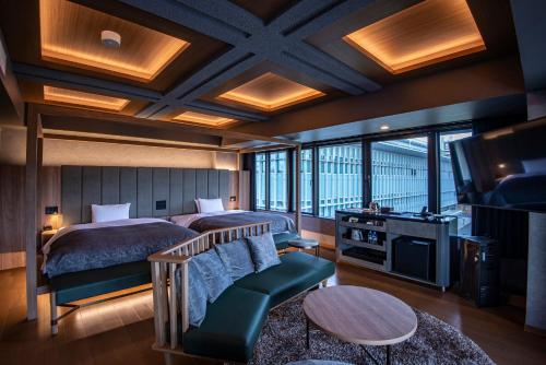 奈良AN-GRANDEホテル奈良的一间卧室配有两张床、一台电视和一张沙发