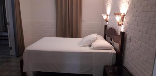 卡诺格布拉达瓦尔卢艾尔旅馆的一张带白色床单和枕头的床