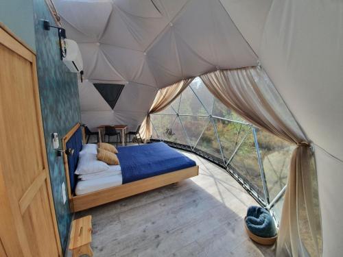 博尔斯克Podniebny Glamping的帐篷内的卧室,配有一张床