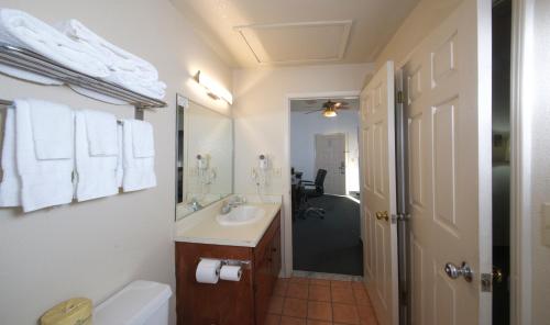 马里波萨优胜美地山谷品质酒店的一间带水槽、卫生间和淋浴的浴室