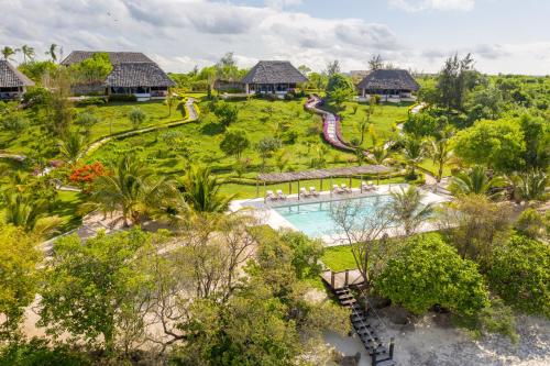 米查维Jua Retreat的享有带游泳池的度假村的空中景致