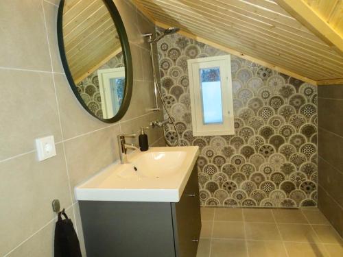 阿卡斯洛姆波罗B&B Adventures的一间带水槽和镜子的浴室