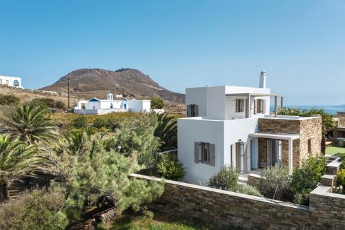 SteníWhite Tinos Luxury Suites的享有沙漠景致的房屋