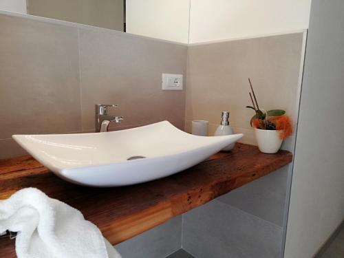 卡拉诺Casa Lassù的木制柜台上带白色水槽的浴室