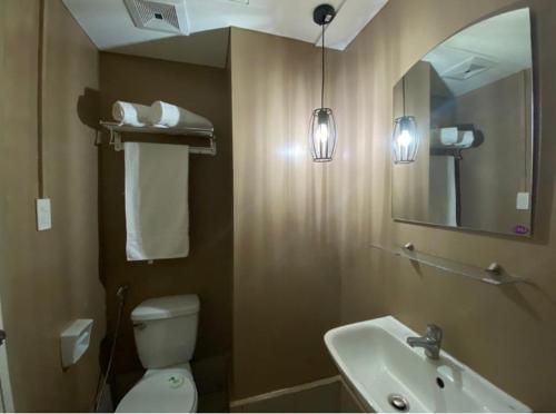 宿务Twin Bed Unit- MIGAs Haven at Sunvida Tower的一间带卫生间、水槽和镜子的浴室