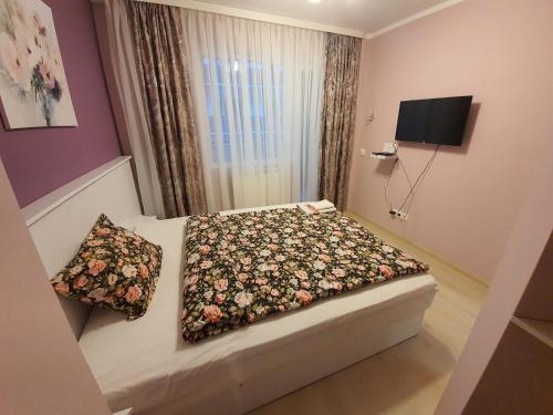 索非亚GUEST SUITE Narodno horo的小卧室配有一张带花毯的床