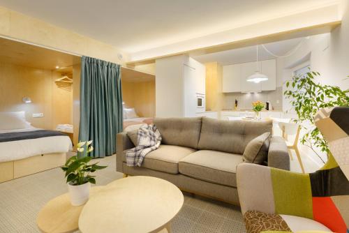 潘蒂科萨Loft Casa Berdon的带沙发的客厅和卧室