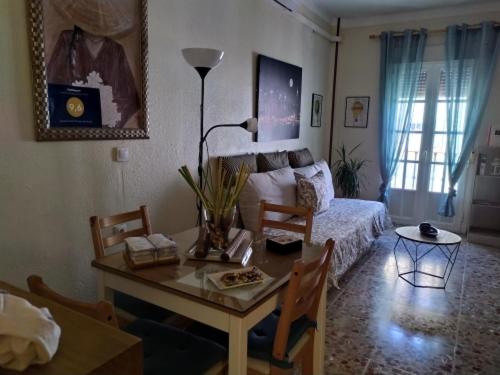 阿尔科斯-德拉弗龙特拉Apartamento Duque de Arcos的客厅配有桌子和床。