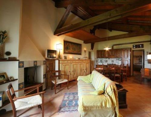 皮耶特拉伦加蒙特卡洛华伦天奴农家乐的客厅配有沙发和桌子