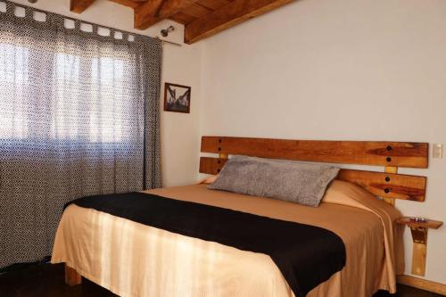 塔帕尔帕Hotel Bugamvillas Tapalpa extensión的一间卧室设有一张床和一个窗口
