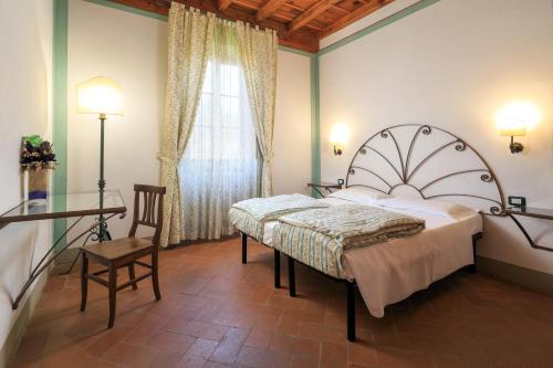 基安蒂格雷夫安蒂科巴斯逖菲休酒店的一间卧室设有一张大床和一个窗户。