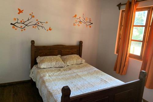 Playa VerdeCabaña Campestre Miramar的卧室配有一张墙上鸟床