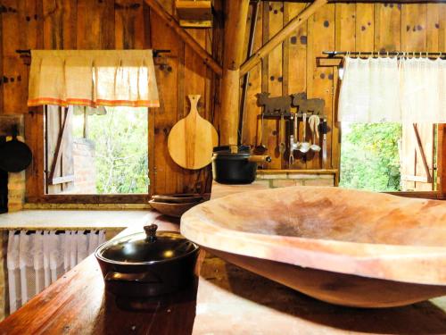 南圣本图Rancho do Lucas - Cabana e Chalé的大型木制客房设有大型木制浴缸。